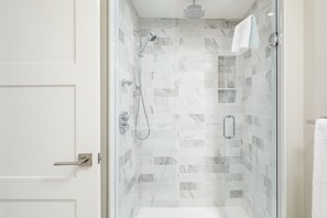 Apartamento de lujo, 3 habitaciones (213 Sierra Lane - No Pets Allowed) | Baño | Ducha y bañera combinadas y artículos de higiene personal gratuitos