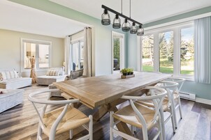 Grand Condo, 3 Bedrooms (119 Sierra Lane - No Pets Allowed) | In-room dining