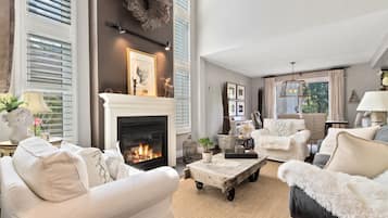 Condo superluxo, 2 quartos (109 Sierra Lane - Pet Friendly) | Área de estar | TV LED 50 polegadas com canais a cabo, TV, lareira