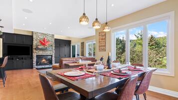 Deluxe Condo, 3 Bedrooms (204 Sierra Lane - No Pets Allowed) | In-room dining