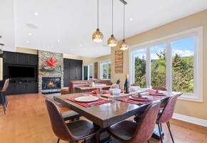 Deluxe Condo, 3 Bedrooms (204 Sierra Lane - No Pets Allowed) | In-room dining