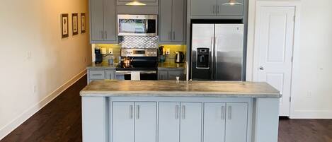 Een koelkast, een magnetron, een oven, een kookplaat