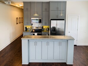 Kjøleskap, mikrobølgeovn, ovn og kokeplater