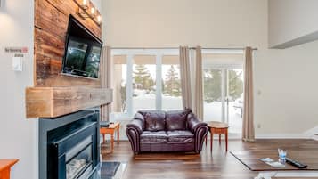 Condo tiện nghi đơn giản, 4 phòng ngủ (110 Wintergreen (70031)) | Khu phòng khách | TV màn hình phẳng