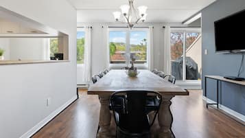 Kondominium Premier, 3 kamar tidur (226 Wintergreen - Pet Friendly) | Makan di kamar