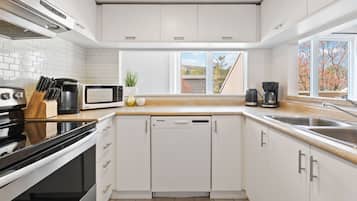 Premier Condo, 3 Bedrooms (226 Wintergreen - Pet Friendly) | Private kitchen | Full-sized fridge, microwave, oven, stovetop