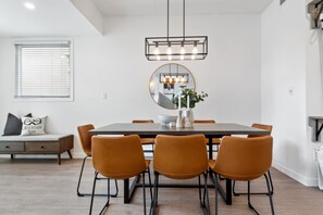 Premier Condo, 3 Bedrooms (109 Wintergreen - No Pets Allowed) | In-room dining - Wintergreen Condos (The Blue Mountains)
