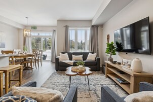 Casa adosada de diseño, 3 habitaciones (41 Snowbridge - No Pets Allowed) | Zona de estar | Una televisión de pantalla plana, una chimenea, un reproductor de DVD