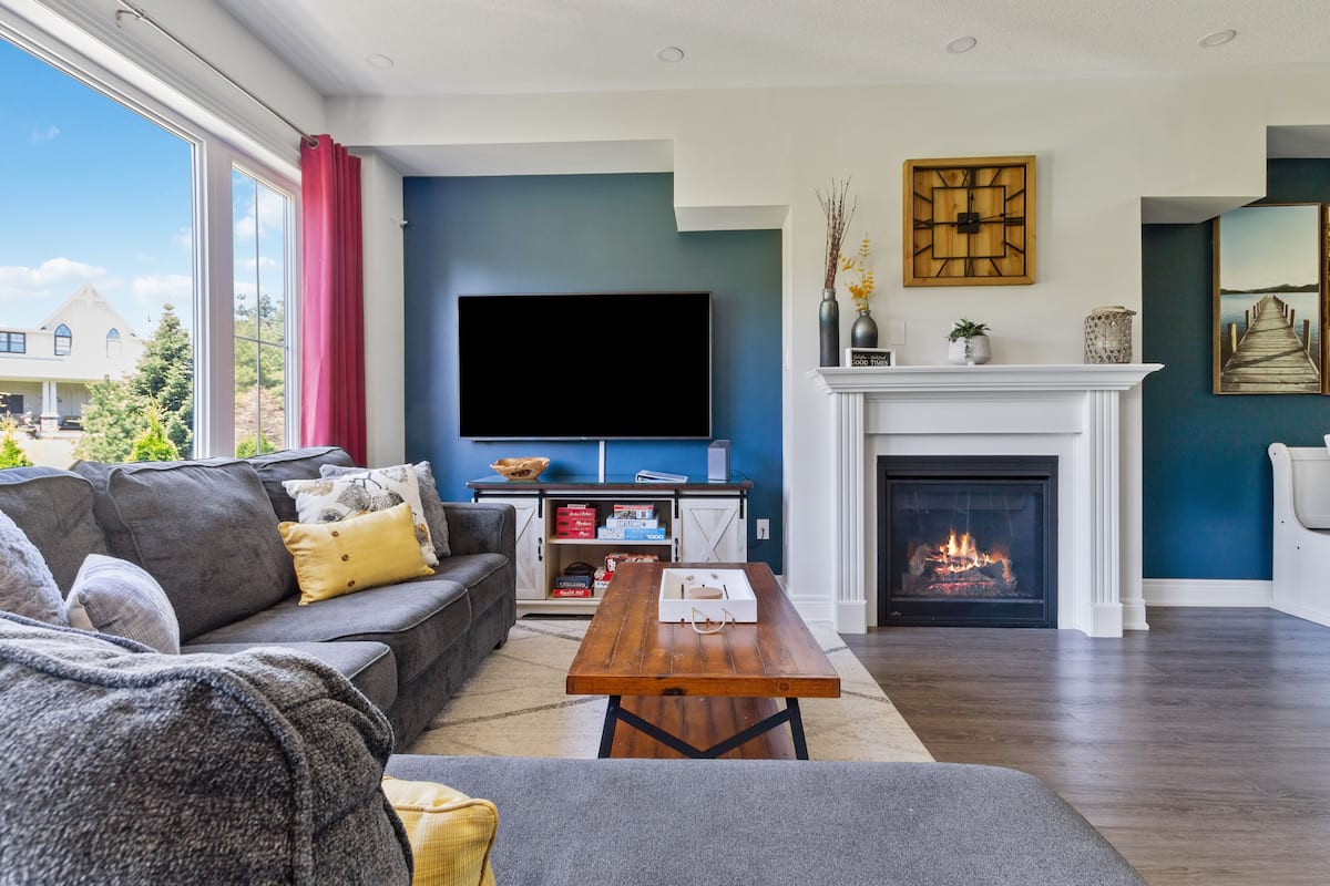 Superior Townhome, 3 Bedrooms (40 Snowbridge - No Pets Allowed) | Living area