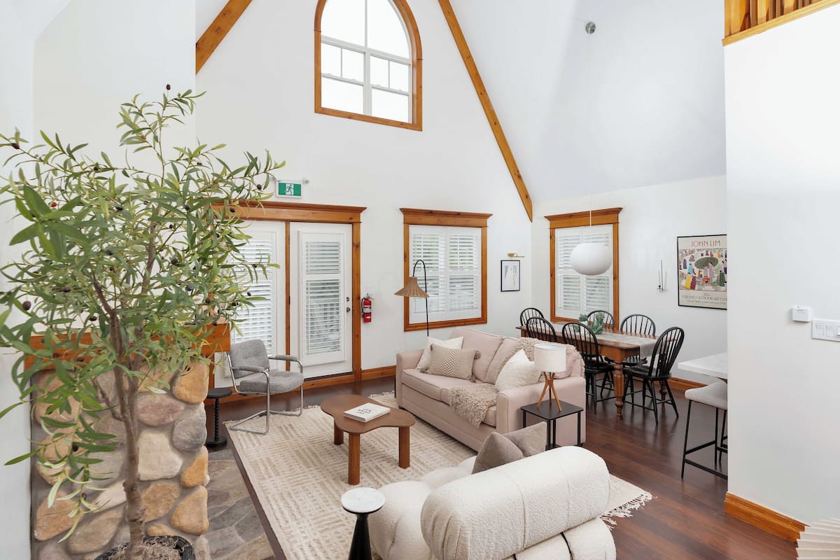 Maison mitoyenne Design, 3 chambres (210 Snowbridge - Pet Friendly) | Coin séjour | Télévision à écran plat, cheminée, lecteur de DVD