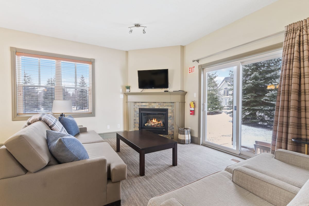 Comfort Townhome, 2 Bedrooms (142 Snowbridge - Pet Friendly) | Living area