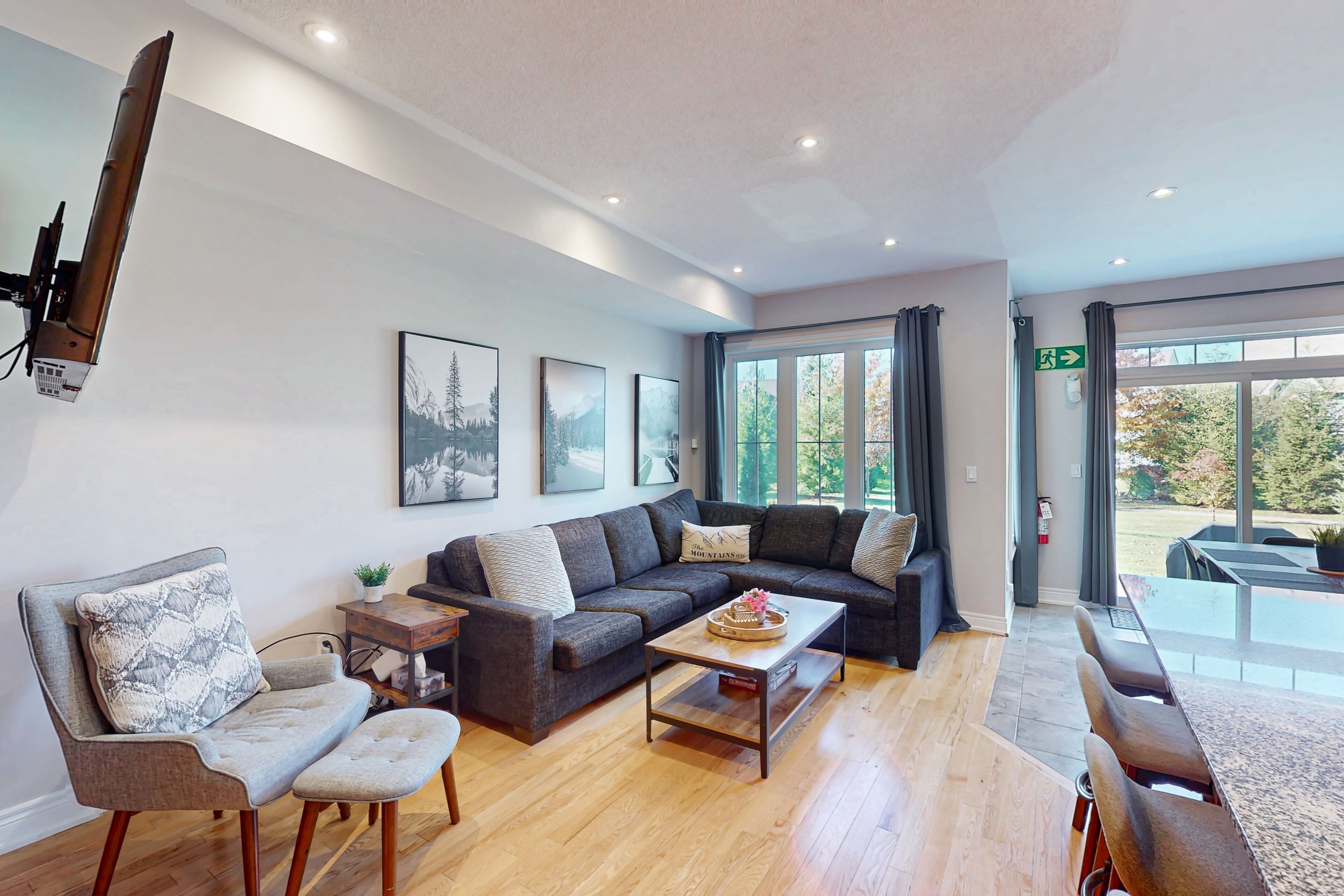 Maison en rangée Confort, vue sur la montagne | Aire de séjour | Téléviseur à écran plat, foyer, lecteur de DVD