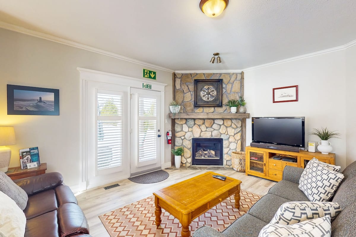 Maison en rangée Confort, vue sur la montagne | Aire de séjour | Téléviseur à écran plat, foyer, lecteur de DVD