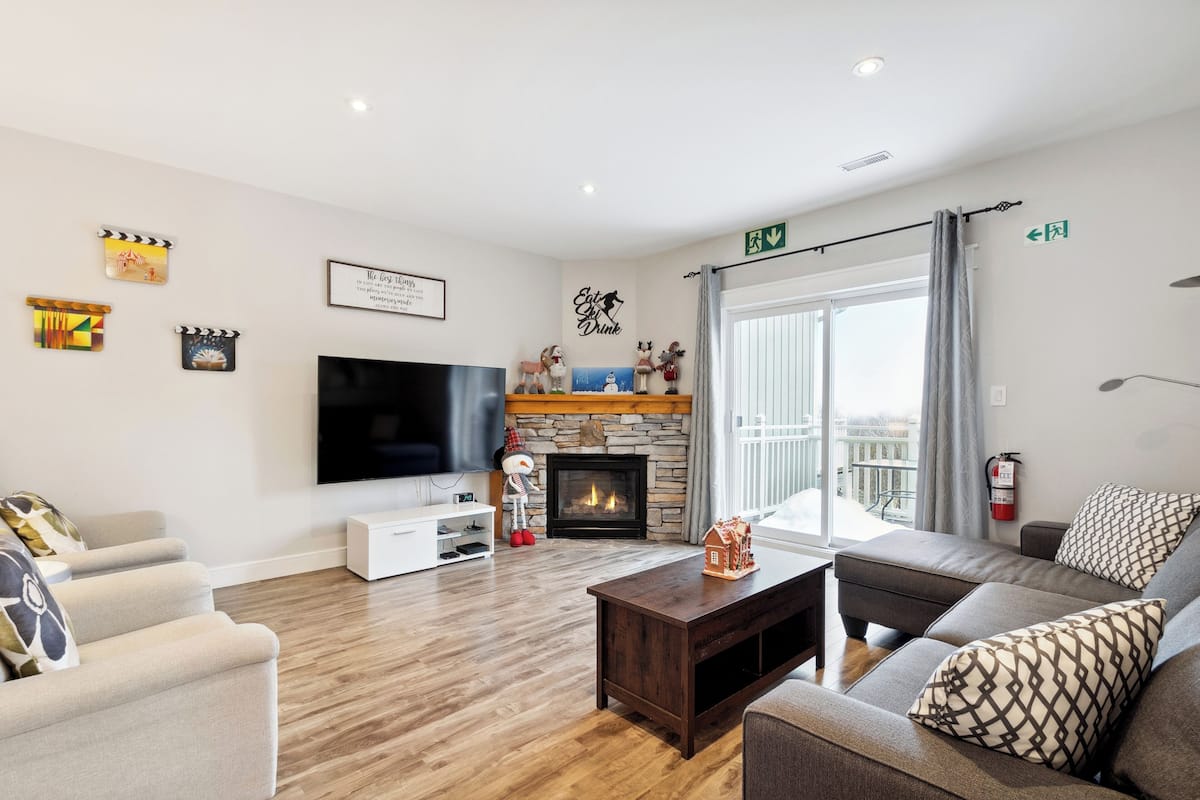 Comfort Townhome, 3 Bedrooms (221 Snowbridge - No Pets Allowed) | Living area