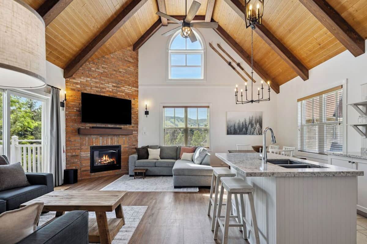 Maison mitoyenne Confort, 2 chambres (142 Snowbridge - Pet Friendly) | Coin séjour | Télévision à écran plat, cheminée, lecteur de DVD