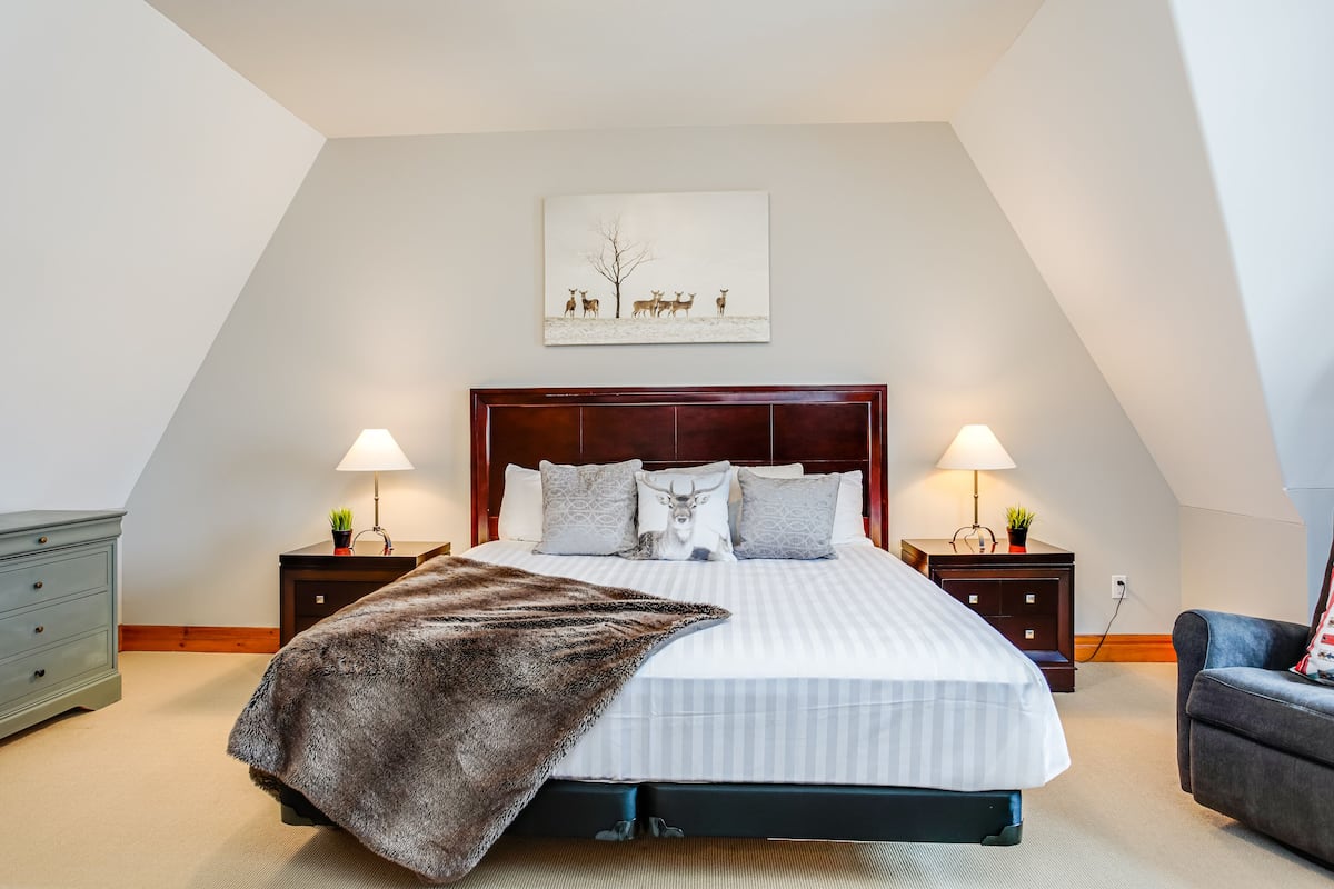 Comfort Townhome, 3 Bedrooms (220 Snowbridge - No Pets Allowed)