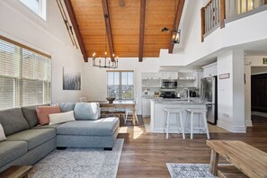 241 Snowbridge - Pets Allowed | Living area