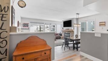 Deluxe-Chalet, 1 Schlafzimmer (110 Cachet Crossing - Pet Friendly) | Wohnbereich | 50-Zoll-LED-Fernseher mit Digitalempfang, Fernseher