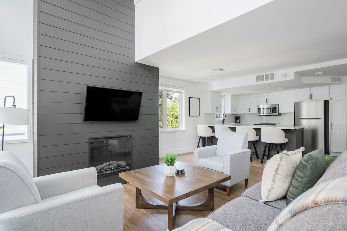 Deluxe Chalet, 3 Bedrooms (310 Cachet Crossing - Pet Friendly) | Living area