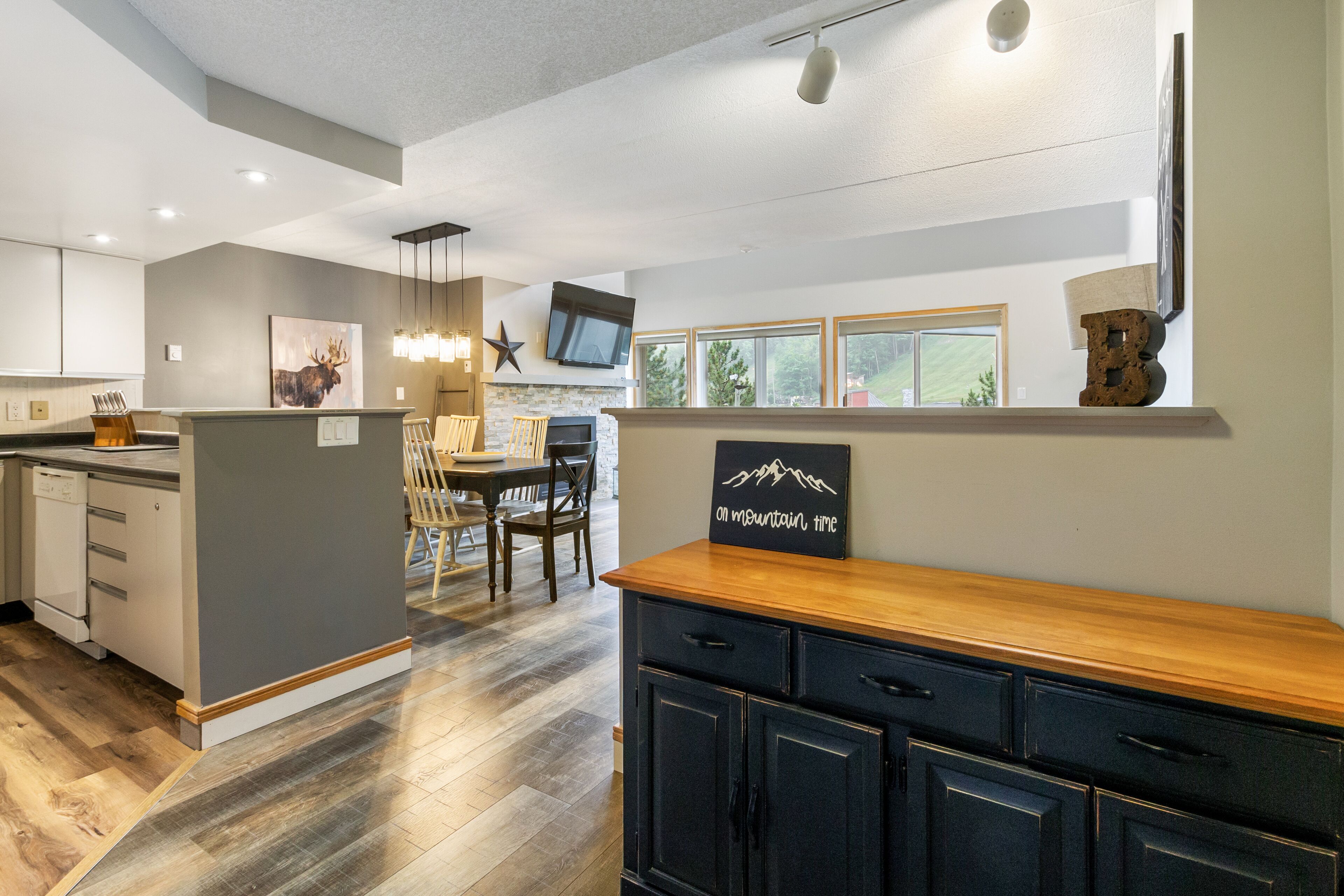 Deluxe Chalet, 3 Bedrooms (313 Cachet Crossing - No Pets Allowed) | Iron/ironing board, WiFi (free), bed sheets