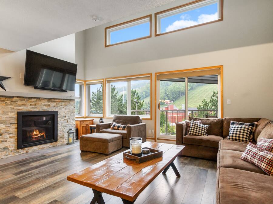 Chalet Deluxe, 3 habitaciones (313 Cachet Crossing - No Pets Allowed) | Zona de estar | Televisión LED de 50 pulgadas con canales digitales, una televisión