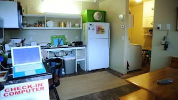 Frigorífico grande, microondas, horno y placa de cocina