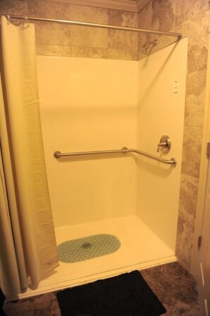 Habitación económica doble | Ducha del cuarto de baño