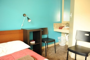 Quarto casal econômico | Wi-Fi de cortesia, roupa de cama