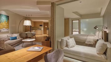 Superior suite, 1 kingsize bed, bad | Hypoallergeen beddengoed, een kluis op de kamer, een bureau