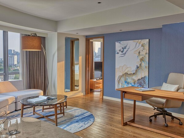 Suíte premier, 1 cama King | Roupas de cama antialérgicas, cofres nos quartos, escrivaninha