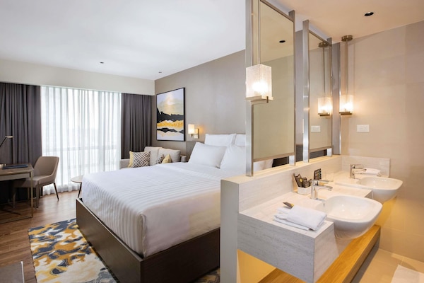 Habitación estándar, 1 cama de matrimonio grande, vistas a la ciudad | Ropa de cama hipoalergénica, caja fuerte, escritorio y cortinas opacas