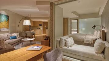 Suite – superior, 1 kingsize-seng, badekar | Allergitestet sengetøy, safe på rommet, skrivebord og blendingsgardiner