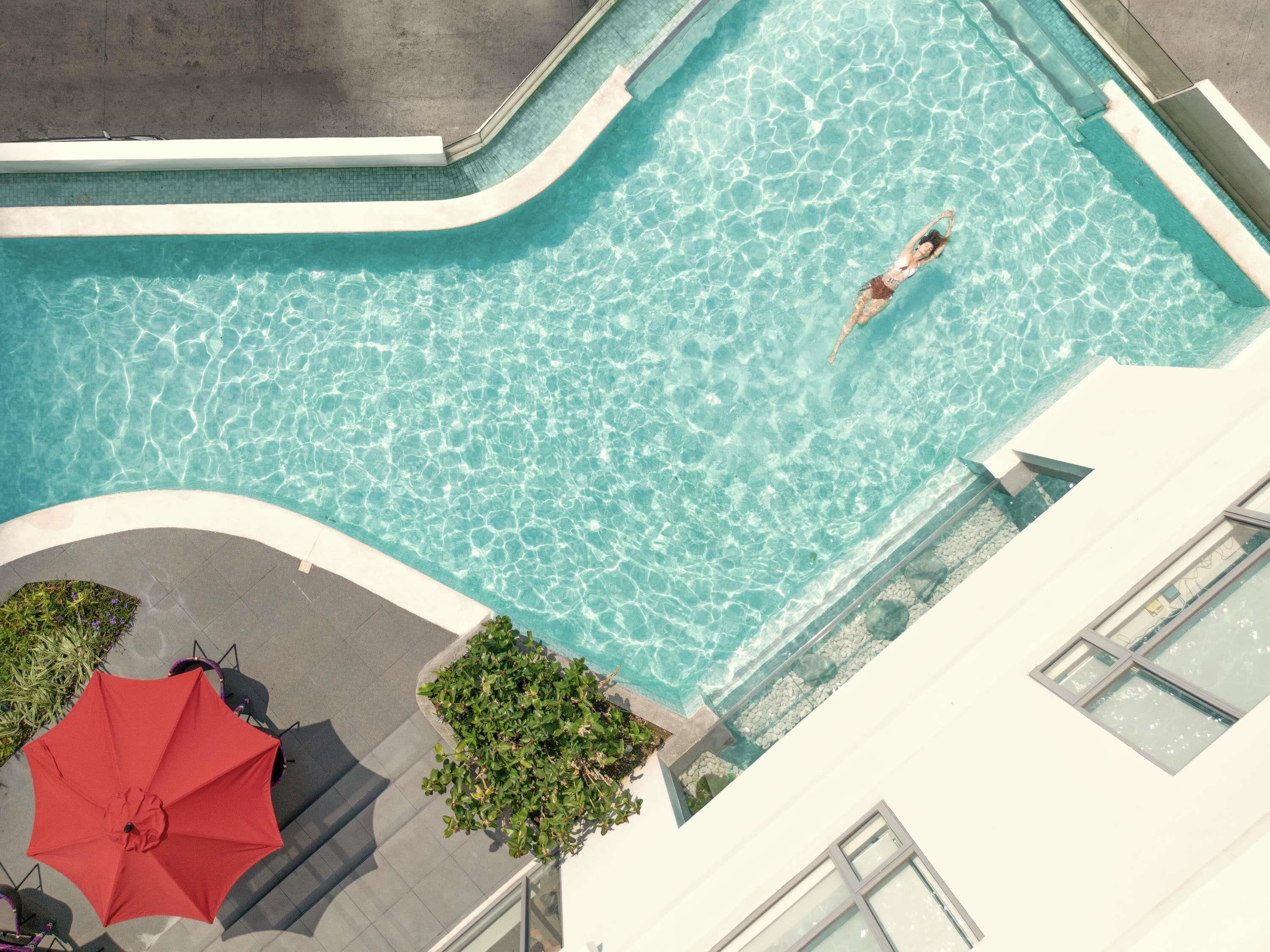 حمّام سباحة خارجي، مظلات على حمّام السباحة، مقاعد للتشمس