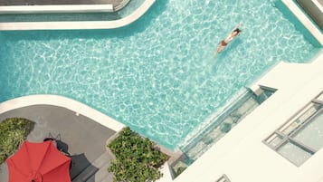 Piscine extérieure, parasols de plage, chaises longues