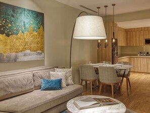 Phòng Suite Superior, 1 giường cỡ king, bồn tắm | Bộ đồ giường kháng dị ứng, két bảo mật tại phòng, bàn, màn/rèm cản sáng 