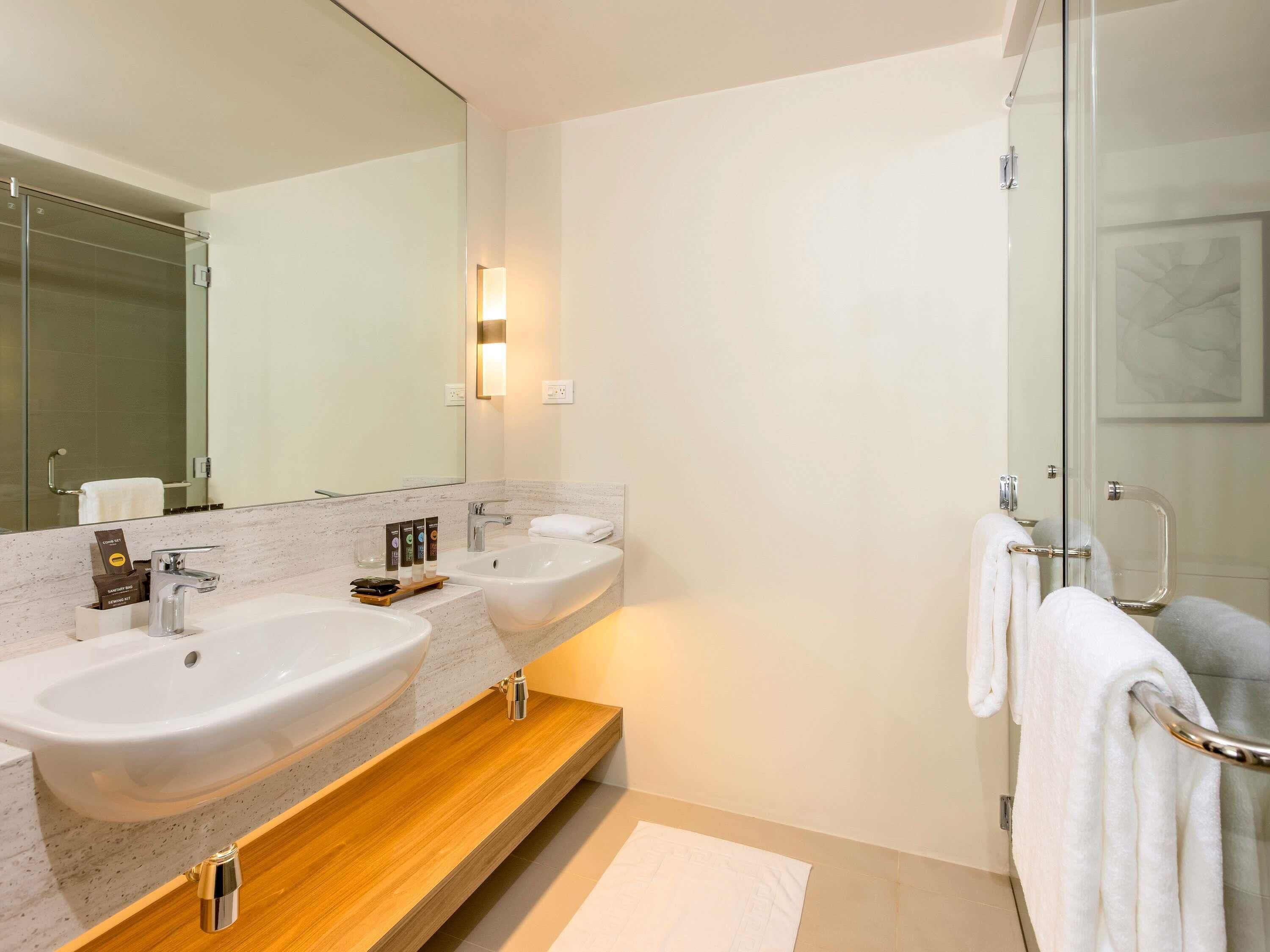 防过敏的被褥、客房内保险箱、办公桌、遮光窗帘