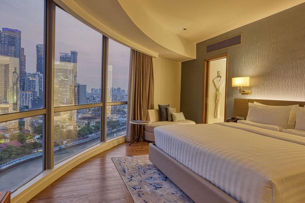 Suite Premier, 1 Tempat Tidur King, bathtub | Seprai antialergi, brankas, meja kerja, dan tirai kedap cahaya