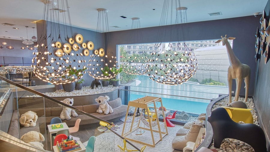 Novotel Suites Manila at Acqua