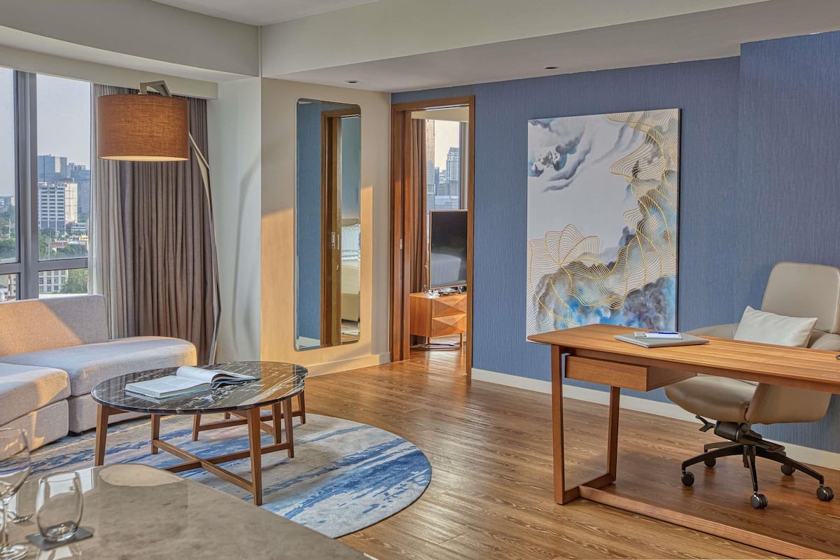Premier Suite, 1 King Bed | 1 bedroom, hypo-allergenic bedding, in-room safe, desk