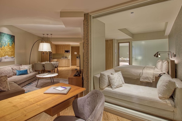 Superior-sviitti, 1 suuri parisänky, kylpyamme | 1 makuuhuone, allergiatestatut vuodevaatteet, tallelokero huoneessa