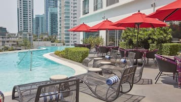 Una piscina al aire libre (de 06:00 a 22:00), sombrillas, tumbonas