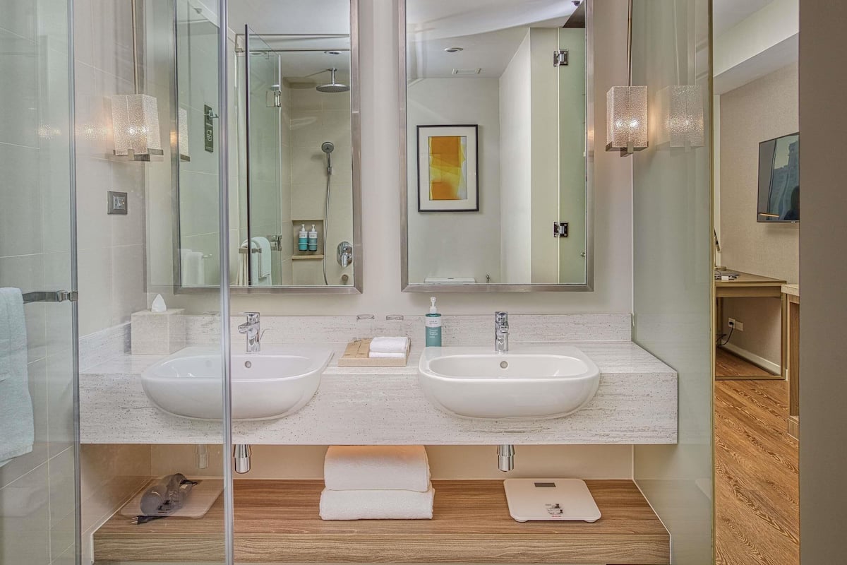 Ropa de cama hipoalergénica y caja de seguridad en la habitación