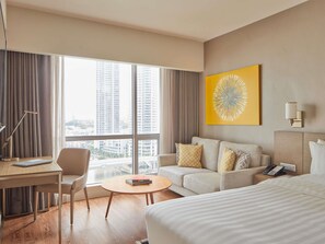 Standard Room, 1 King Bed , River View | 1 多间卧室、防过敏的被褥、客房内保险箱、办公桌