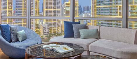 低刺激性寝具、セーフティボックス (室内)、デスク、遮光カーテン