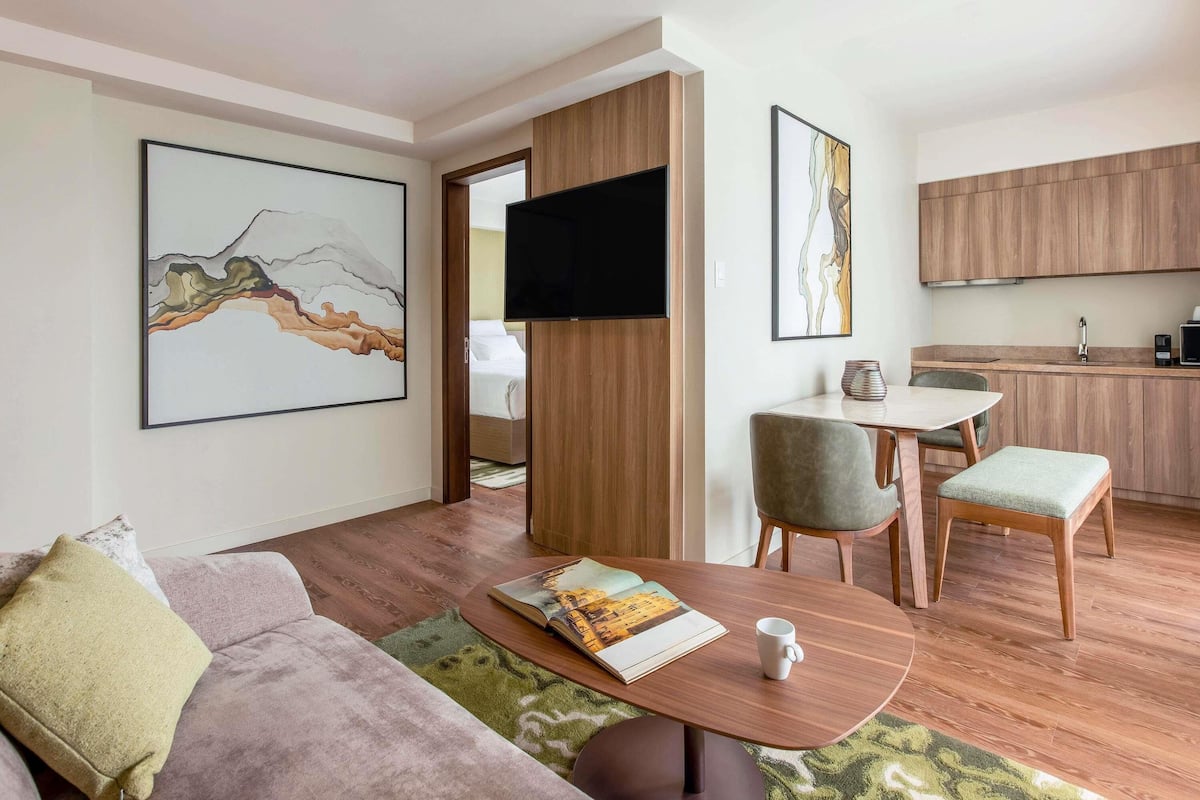 Deluxe Suite, 1 King Bed | 1 bedroom, hypo-allergenic bedding, in-room safe, desk