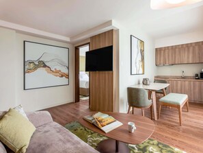 Deluxe Suite, 1 King Bed | 1 bedroom, hypo-allergenic bedding, in-room safe, desk