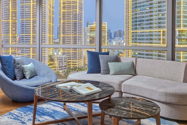 Hypo-allergenic bedding, in-room safe, desk, blackout curtains