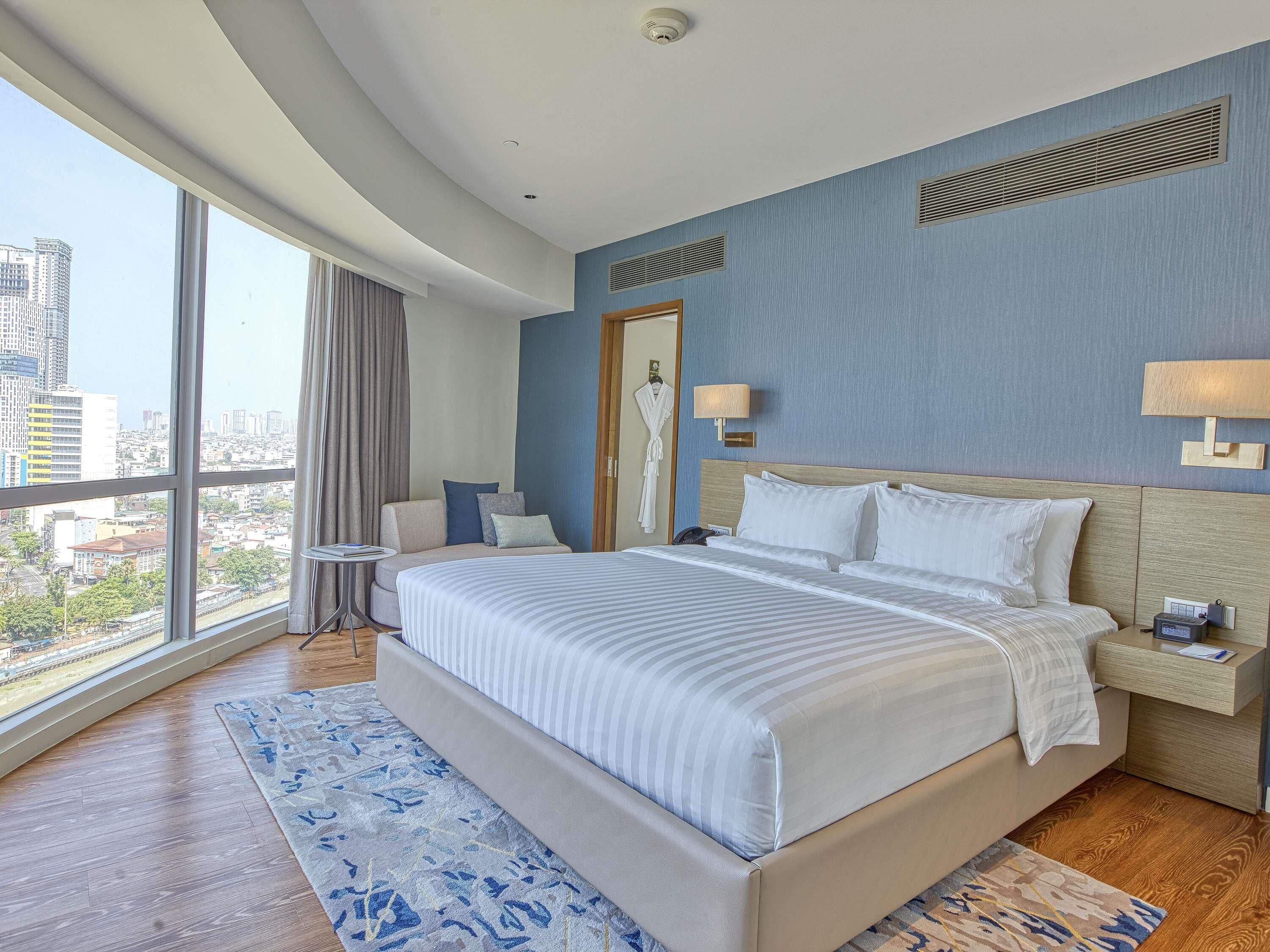 Suite – premier, 1 kingsize-seng | Allergitestet sengetøy, safe på rommet, skrivebord og blendingsgardiner