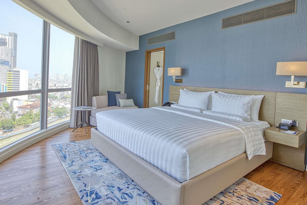 Suite – premier, 1 kingsize-seng | Allergitestet sengetøy, safe på rommet, skrivebord og blendingsgardiner