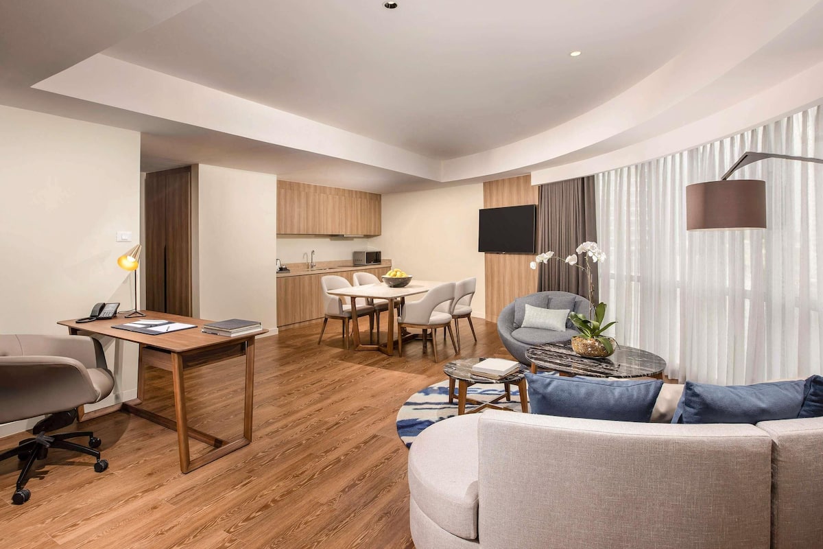 Premier Suite, 1 King Bed, Bathtub
